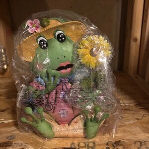 Home Interiors Green Frog with Yellow Sunflower and Pink Dress Lantern